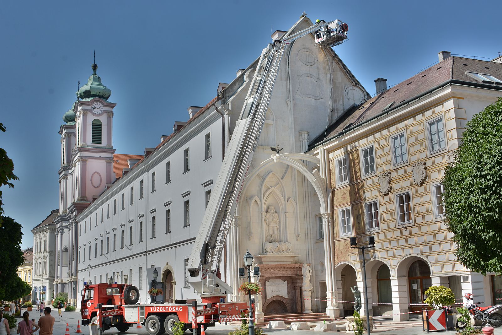 A tűzoltók segítségével tisztul meg a Mátyás emlékmű legmagasabb része